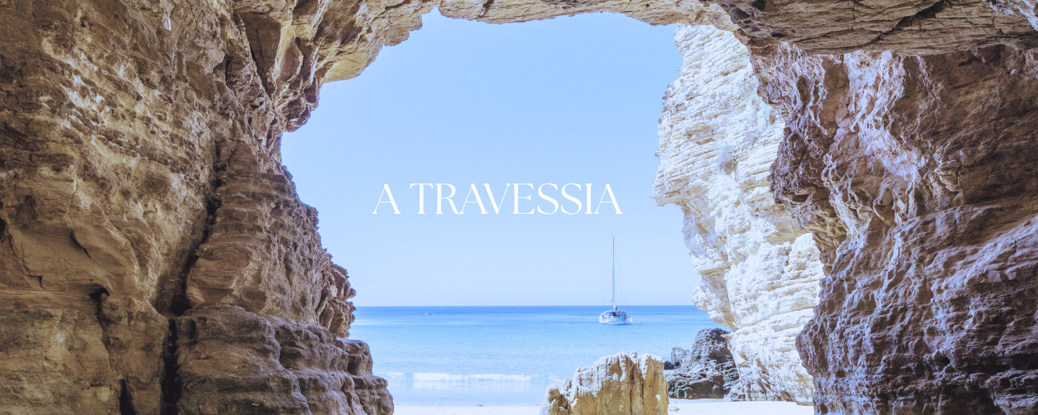 A Travessia — vista do mar através de uma caverna